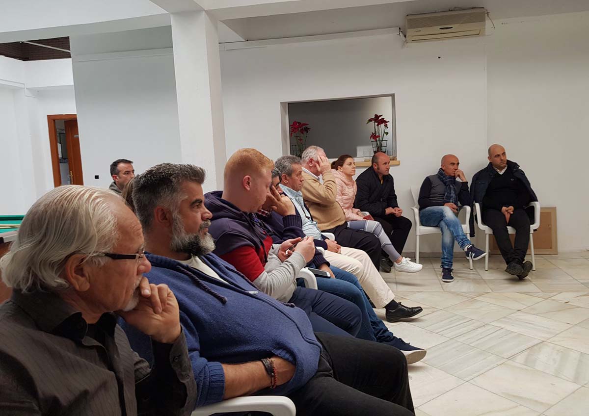 Un momento de la asamblea que mantuvo el pasado viernes la Plataforma de Afectados por el Corte del Puente Nuevo.