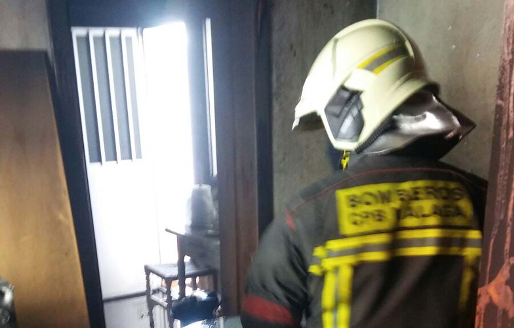 Momento en el que los bomberos han extinguido el incendio en la vivienda.