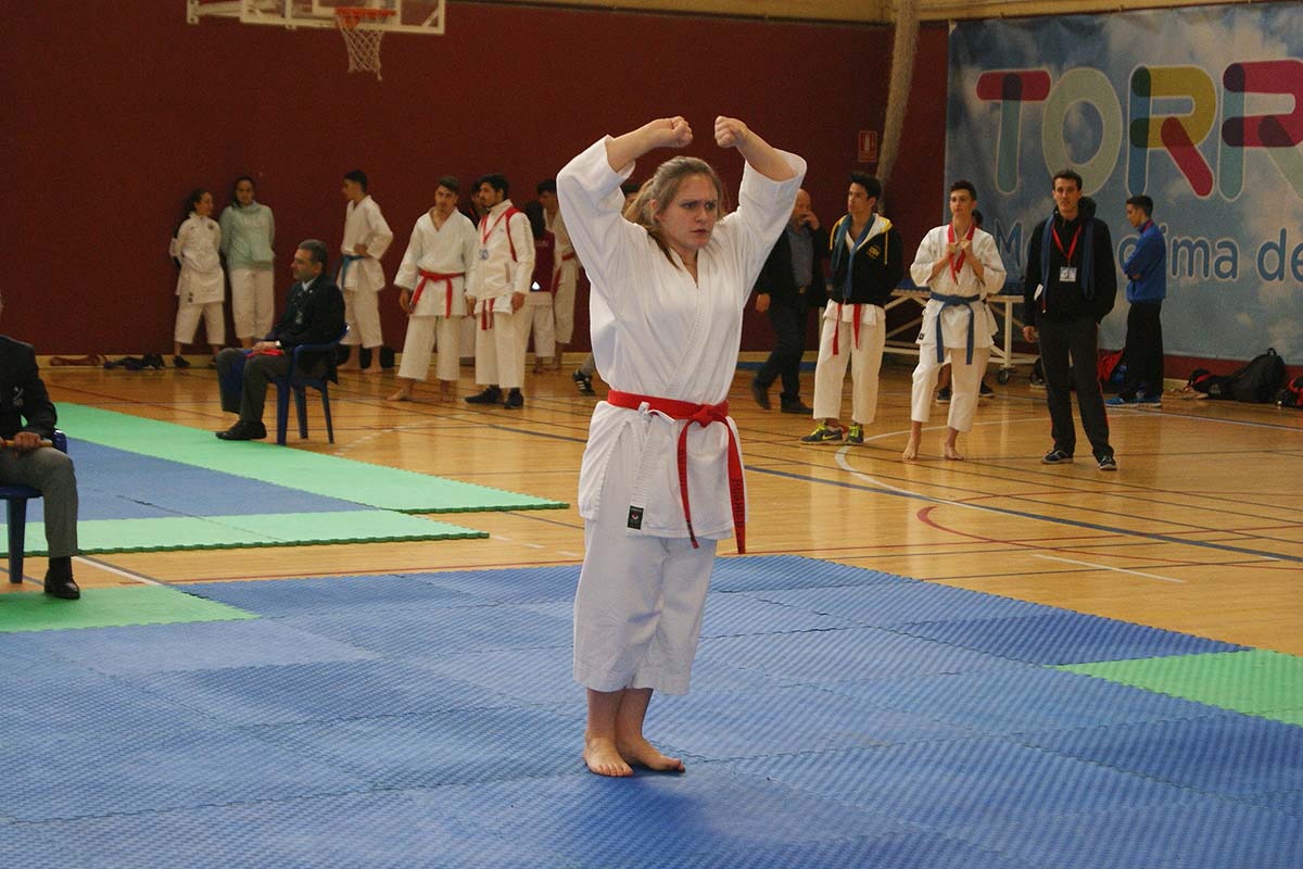 La karateca rondeña Blanca Ponce durante su actuación en Torrox.