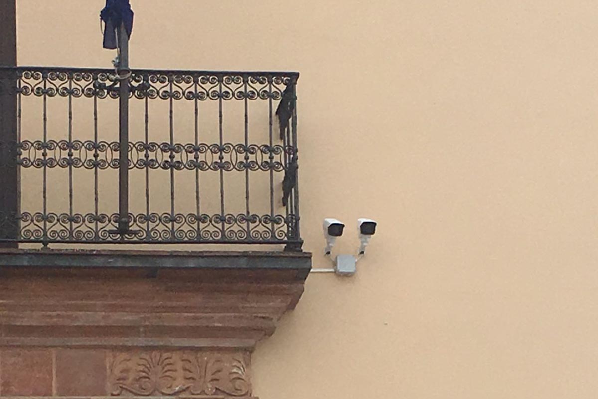 Cámara situada en Santo Domingo controlando el paso por el Puente Nuevo.