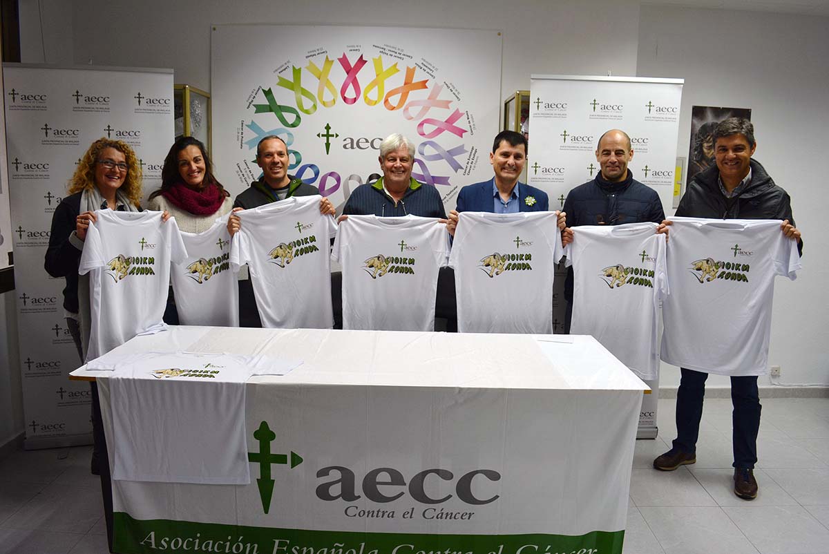 Miembros de la Asociación junto a algunos de los corredores que disputarán la prueba deportiva.