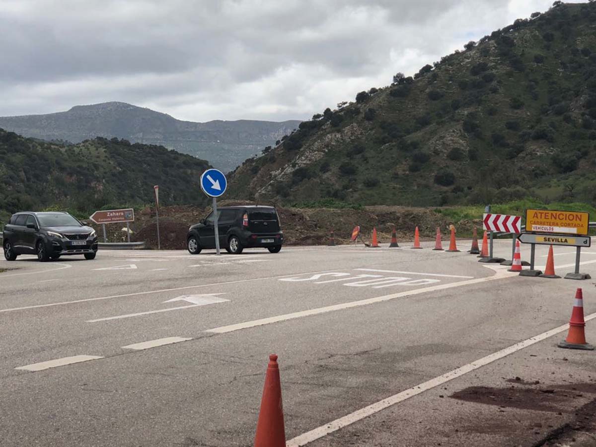 Estado en el que se encontraba hasta hace poco la carretera de Sevilla por los desprendimientos de rocas.