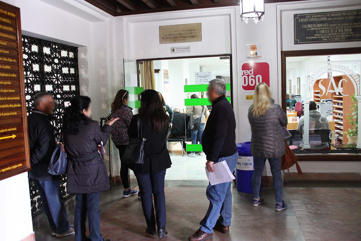 Este miércoles había en algunos momentos más de 30 usuarios en la cola del SAC del Ayuntamiento.