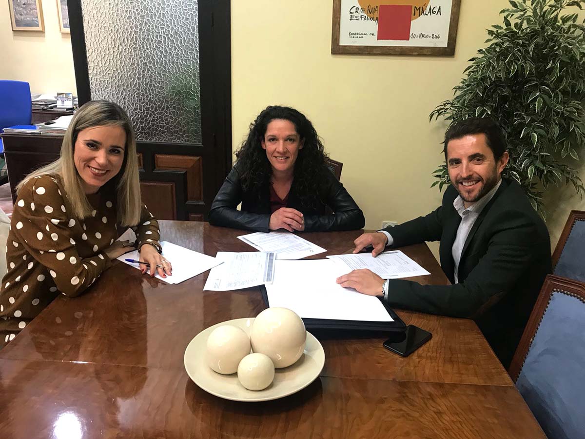Imagen de la reunión mantenida entre la delegada territorial de Educación y el alcalde de Arriate.