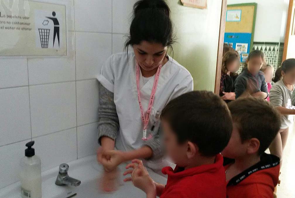 Se ha enseñado a los escolares a lavarse las manos de forma adecuada.