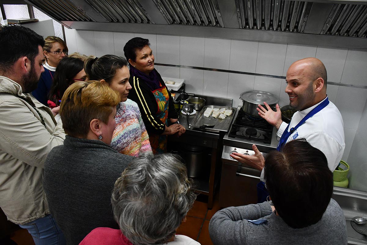 El taller se ha iniciado estos días en el municipio serrano con gran participación de vecinos.