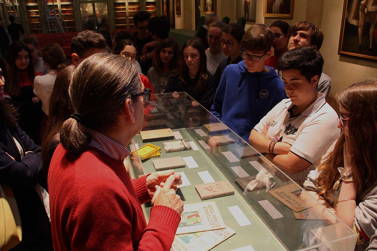 Alumnos del colegio Fernando de los Ríos durante su visita a la exposición,