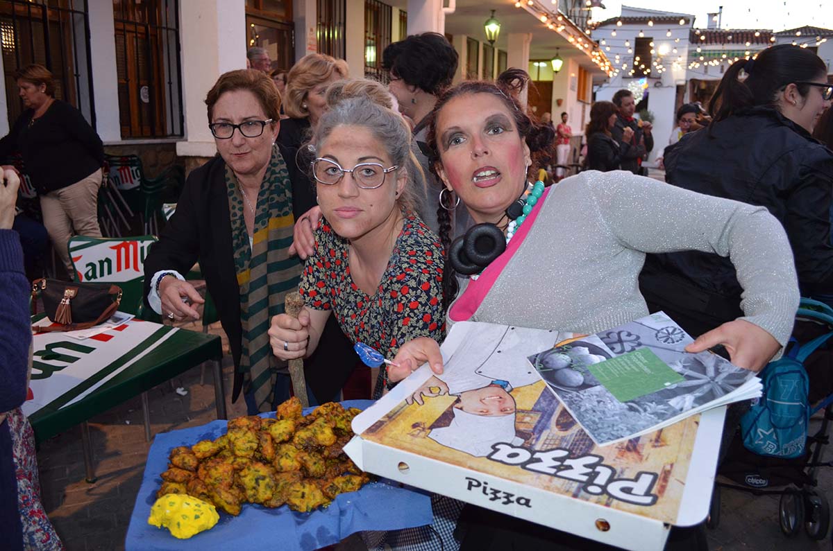 Los vecinos se visten con los trajes más sorprendentes durante los festejos.