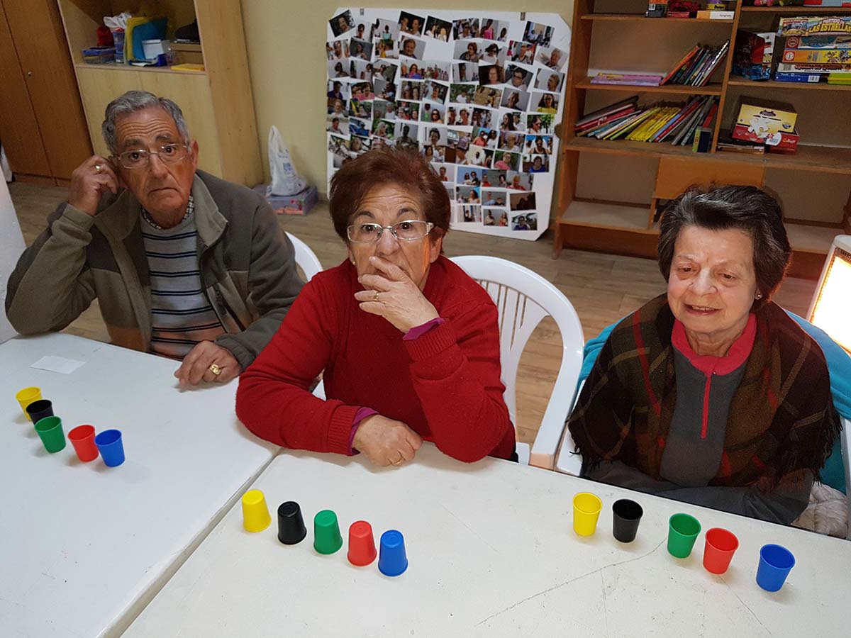 Las personas mayores refuerza su memoria con diferentes ejercicios.