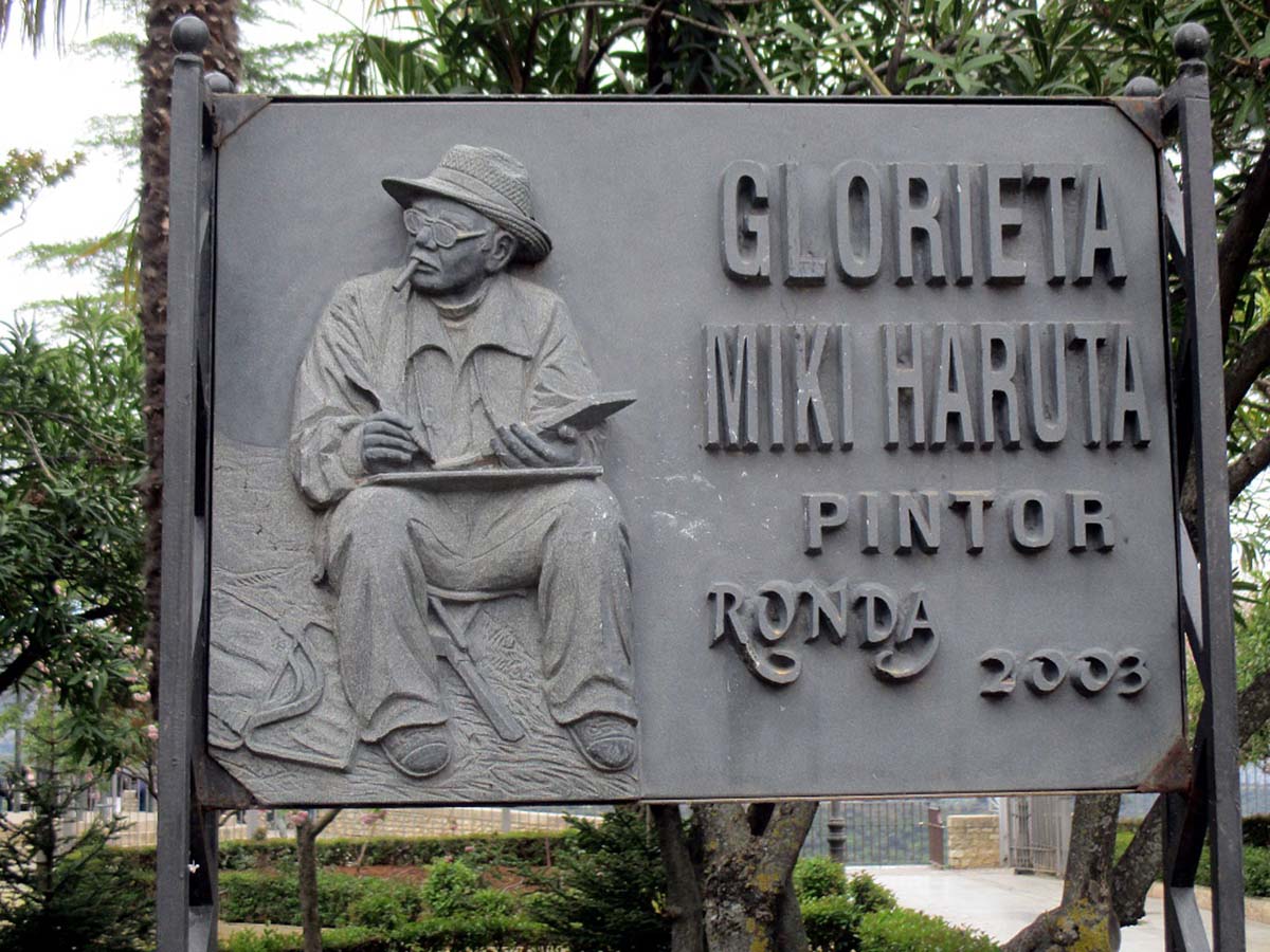 El pintor japonés cuenta con una glorieta y con un mausoleo en el paseo de Blas Infante.