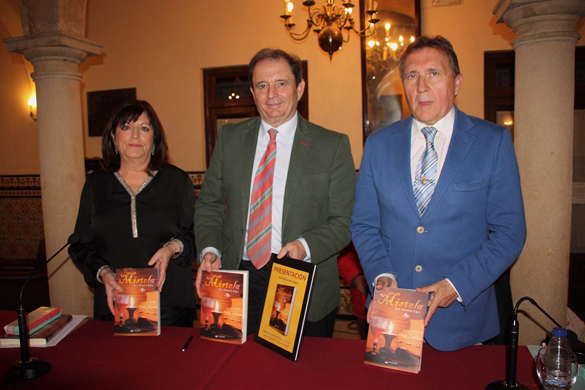 José Miramón, en el centro, junto a los dos amigos arriateños que le acompañaron en la presentación del libro.