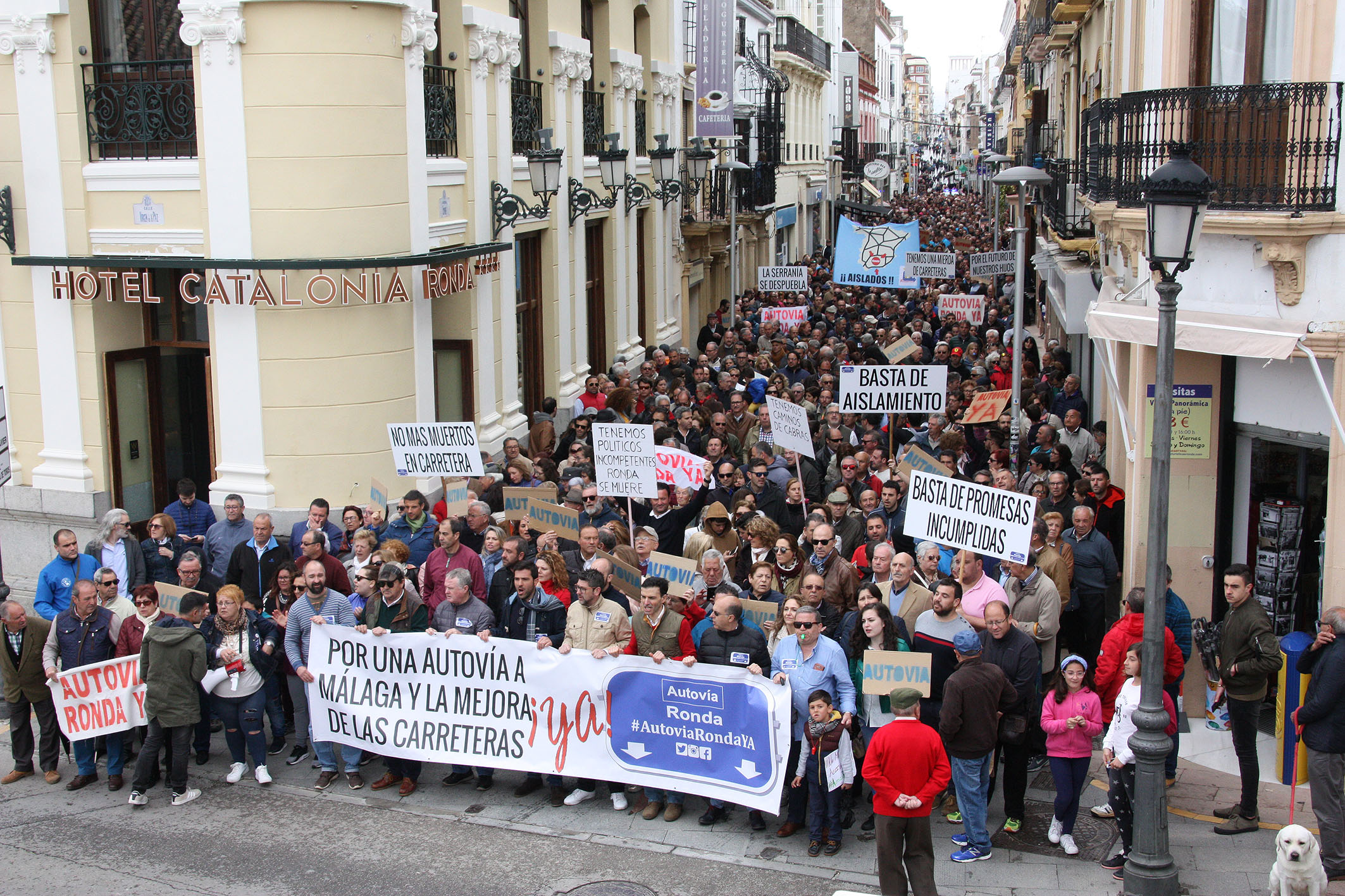 Más de 5.000 personas recorrieron las calles rondeñas en una jornada para la historia.