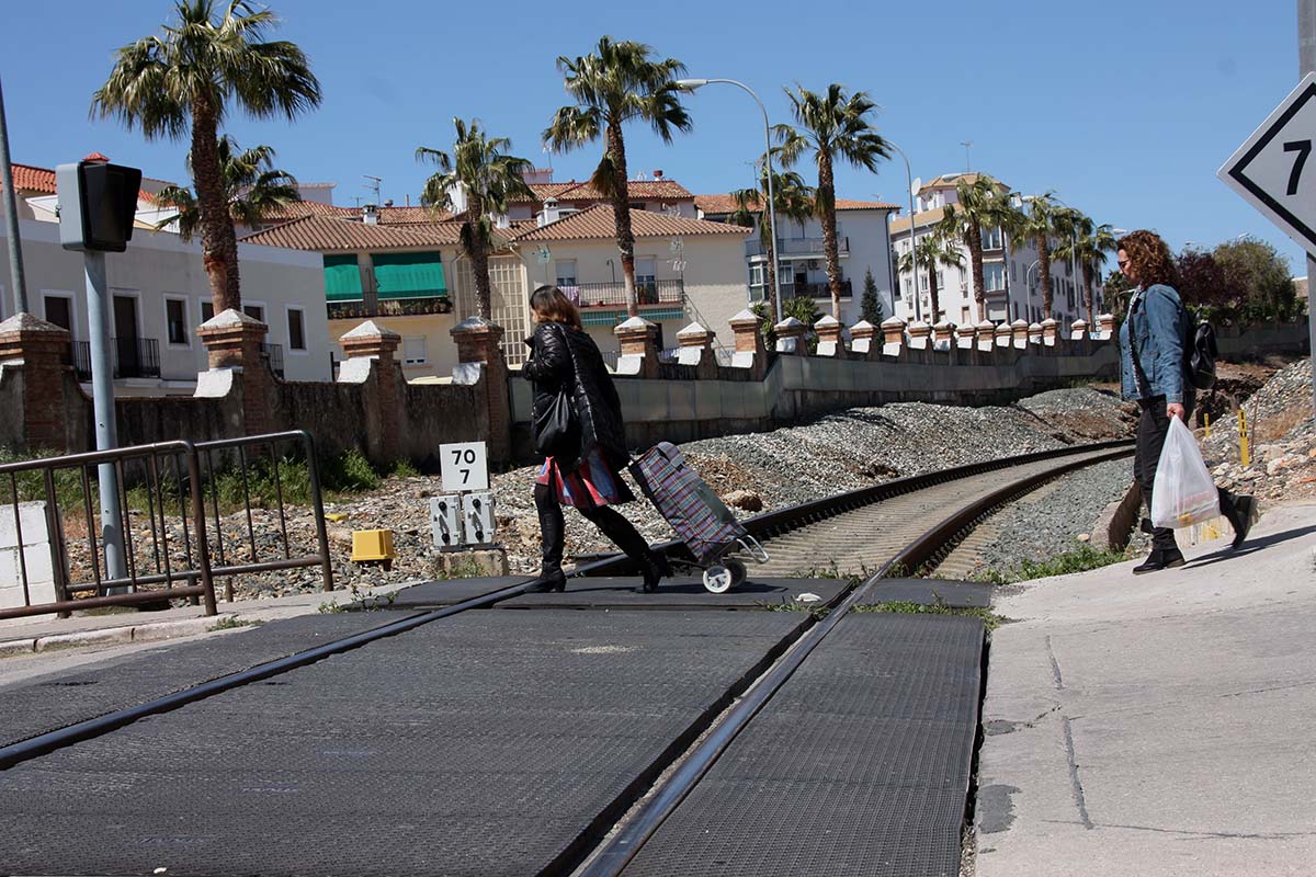Dos mujeres cruzan con la compra el paso a nivel de El Fuerte,