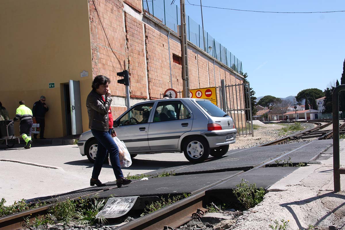 El tránsito de peatones y de coches por este paso es constante todos los días.