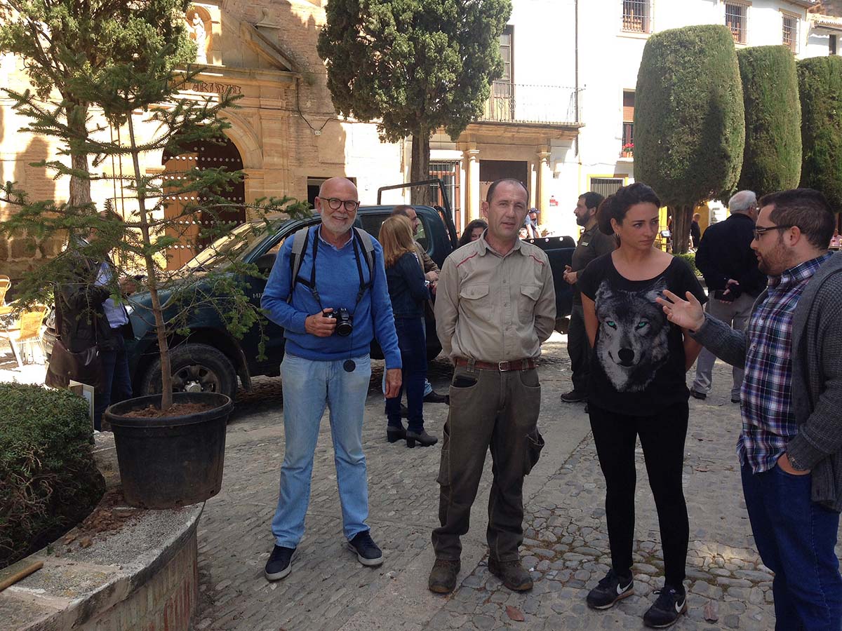 El profesor y la responsable de La Nava junto a miembros de Parques y Jardines.