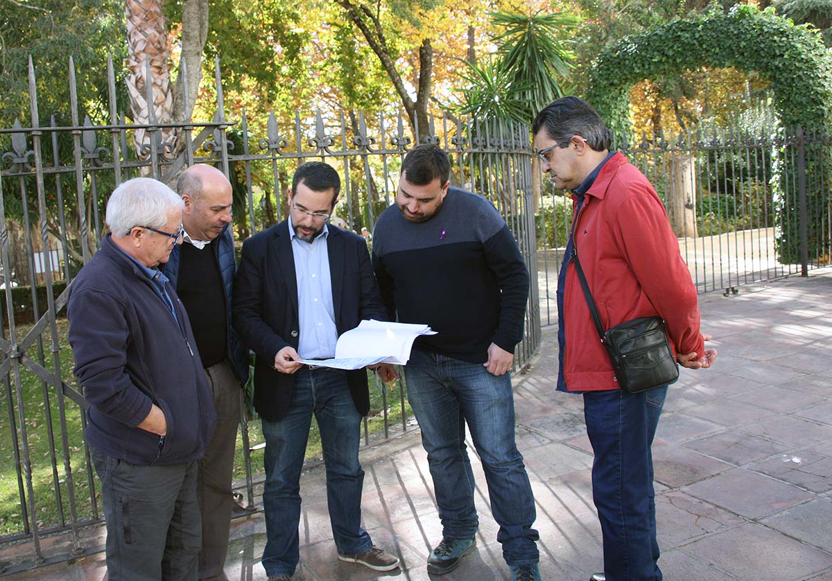 Foto de archivo de militantes de Podemos con un parlamentario de esta formación.