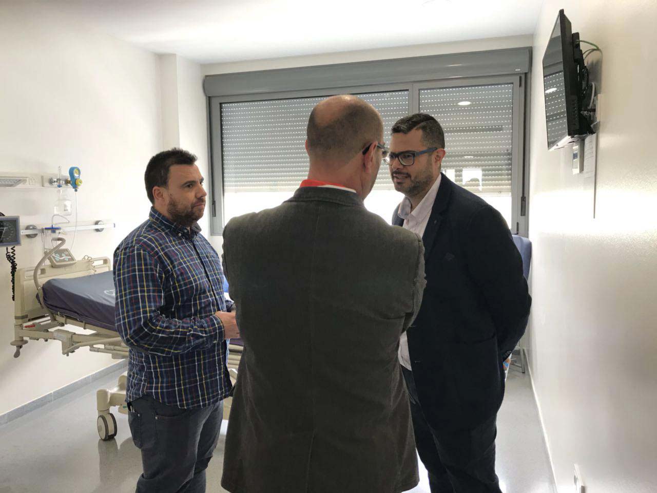 El parlamentario de Podemos, el coordinador provincial y el gerente del Hospital (de espaldas) en la visita oficial al centro.