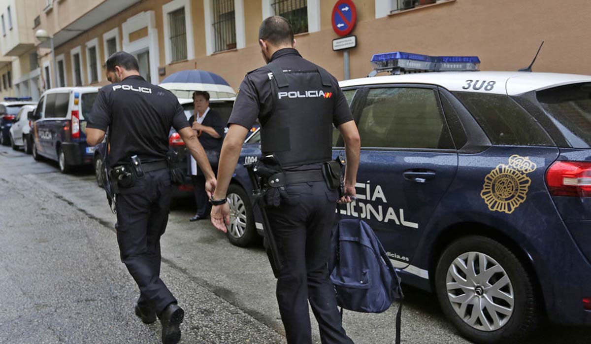 Efectivos de la Policía Nacional durante una intervención en las calles de Ronda.