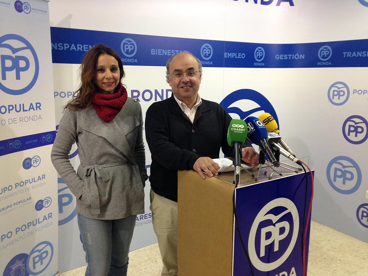 Los concejales del PP Concha Muñoz y Fernando Corrales en la rueda de prensa celebrada en su sede.