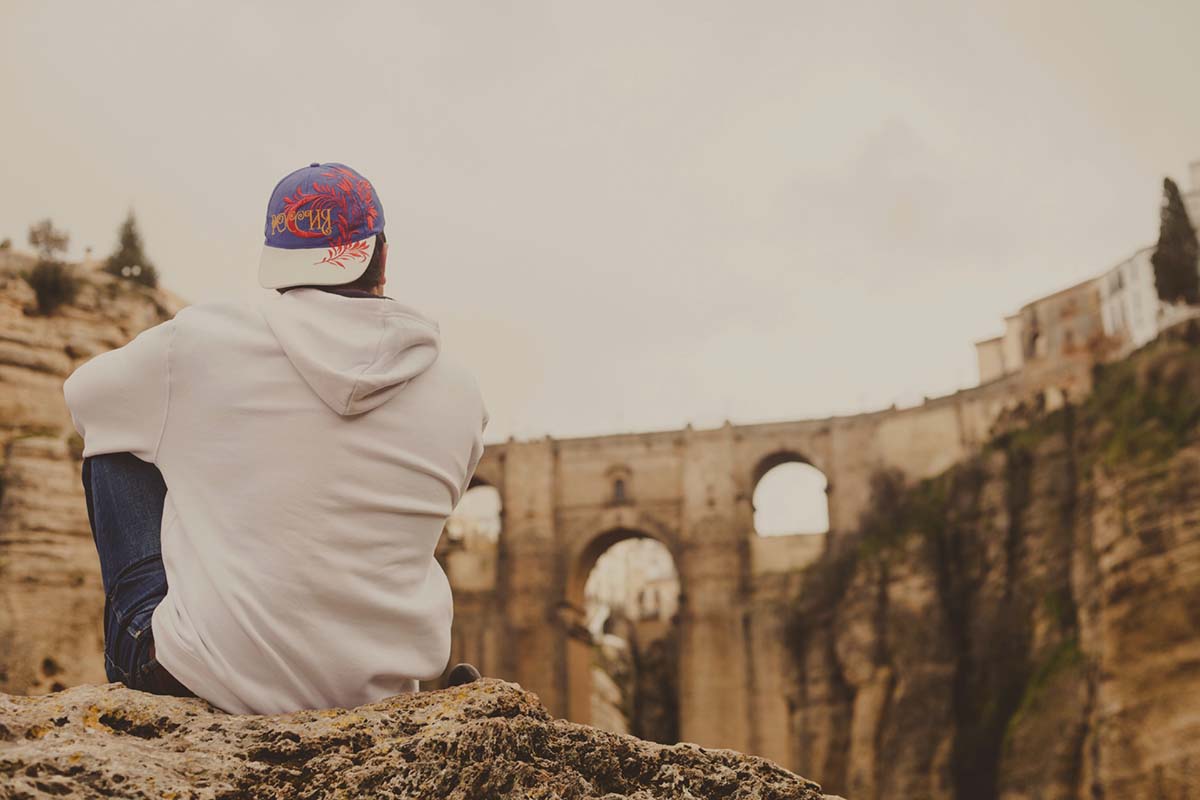 Un joven viajero contempla el Puente Nuevo desde el Arco del Cristo. Foto Oliver Trip.