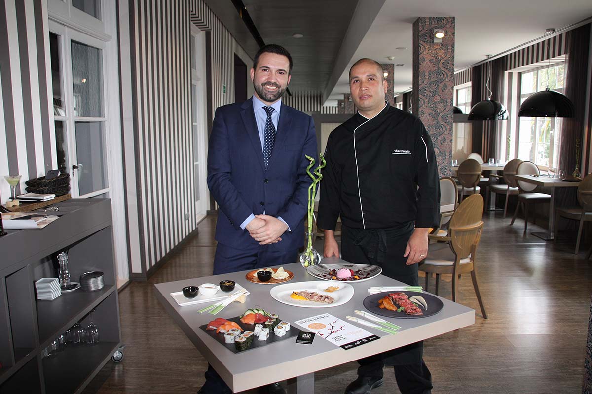El director del Reina Victoria, Javier González, junto al chef Víctor Arias, muestran varios platos del menú.