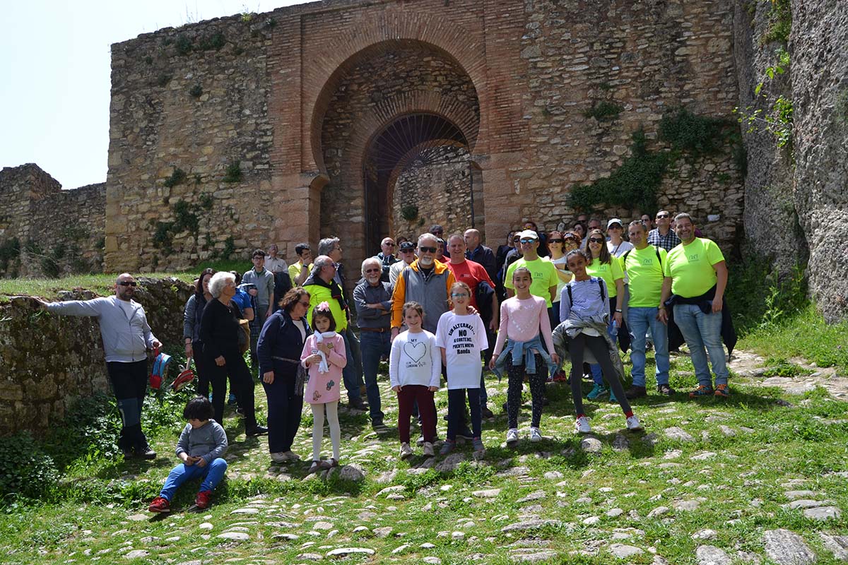 Los senderistas, tras realizar la ruta, se hicieron una foto de grupo en la Puerta de La Cijara.