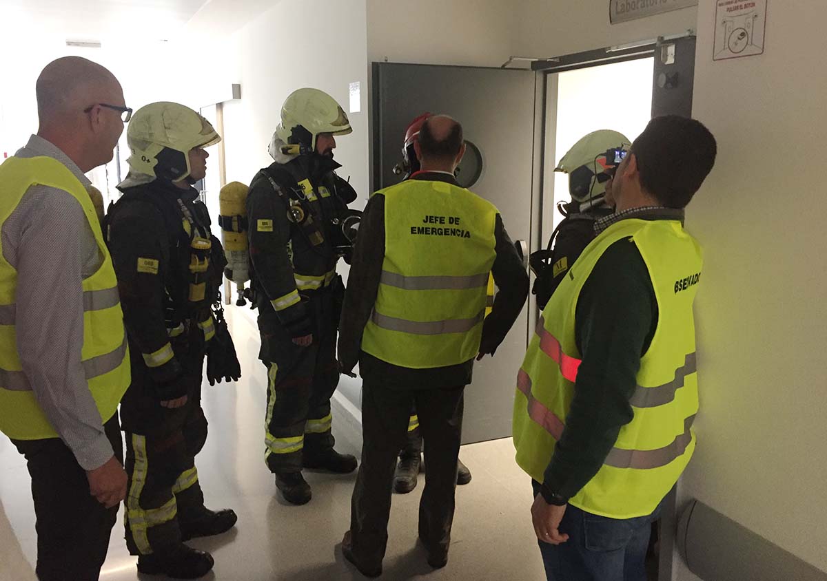 Bomberos y personal del Hospital durante el simulacro realizado este lunes.