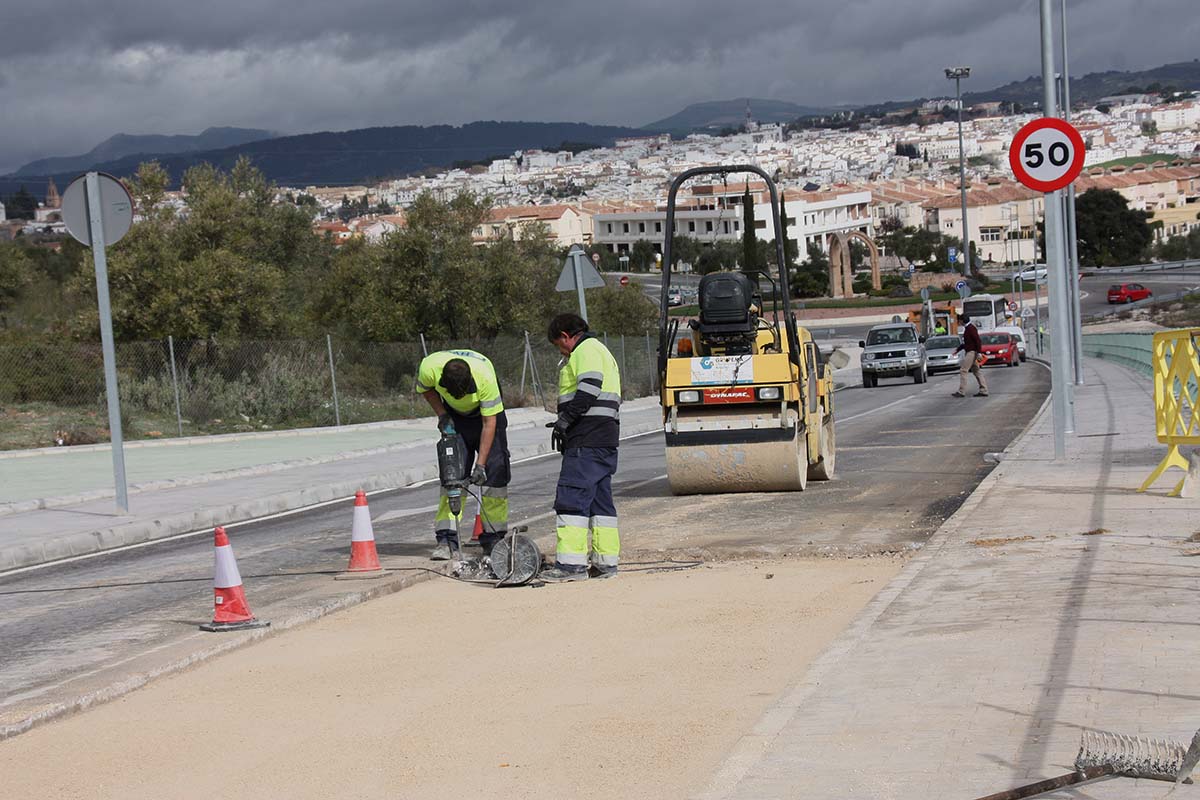 Los operarios han estado este lunes y martes trabajando para reparar los desperfectos en el único acceso del Hospital.