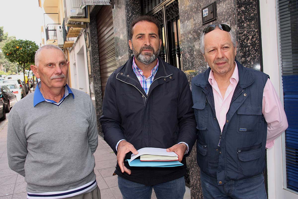 Vecinos de Puerto Saúco tras la rueda de prensa que han ofrecido esta mañana.