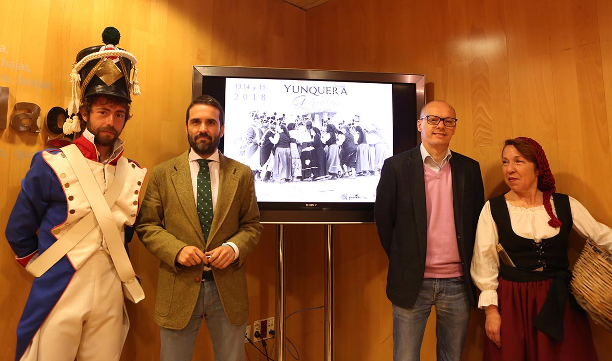 El diputado provincial junto al alcalde de Yunquera, junto a dos actores de la recreación histórica.,