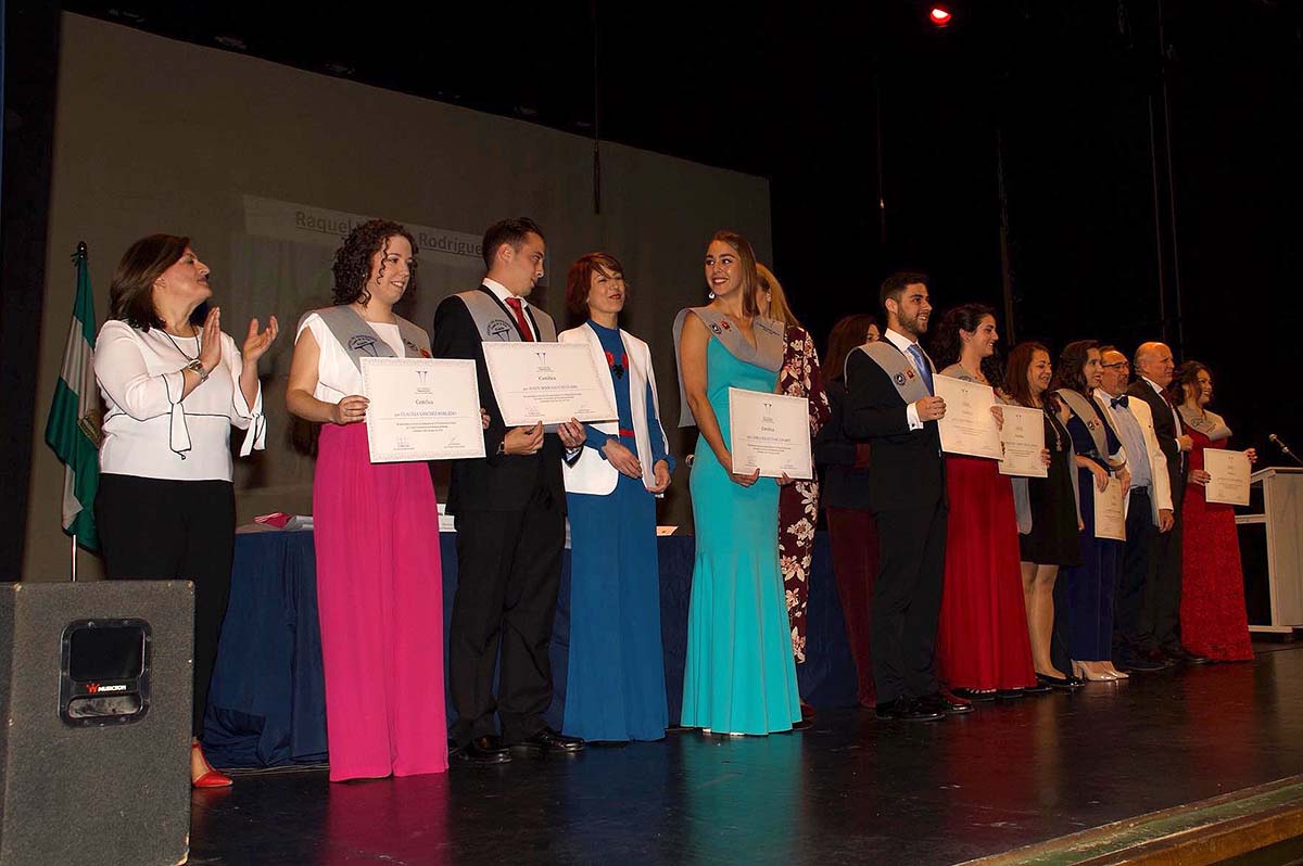 Algunos de los alumnos que recibieron el título del Grado Universitario de Enfermería en Ronda,