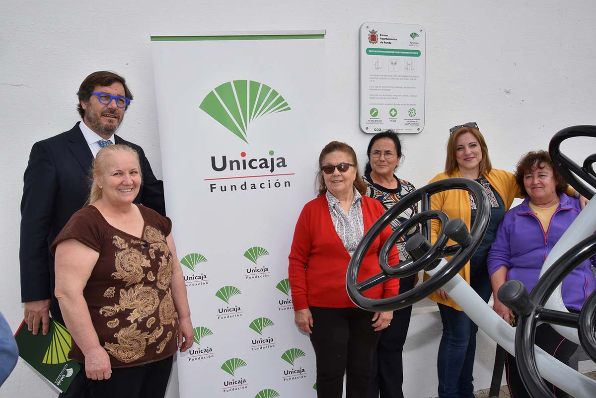 Responsables de Unicaja y del Ayuntamiento junto a vecinas de Los Villalones.