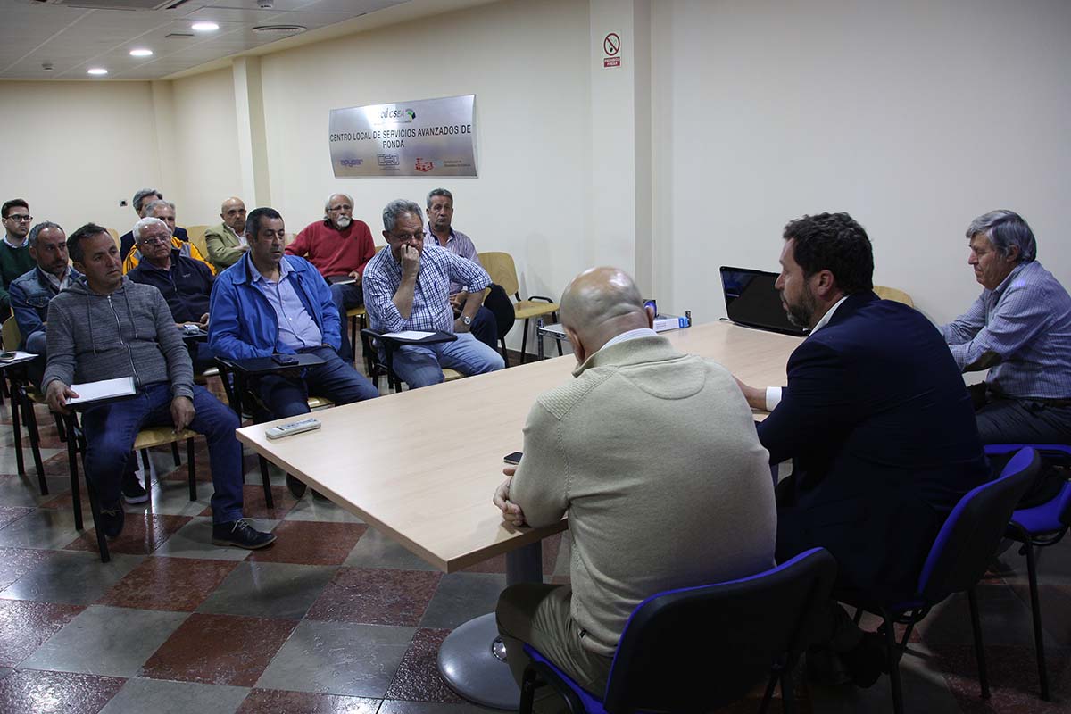 Los representantes del pacto por la movilidad en la reunión mantenida esta noche.