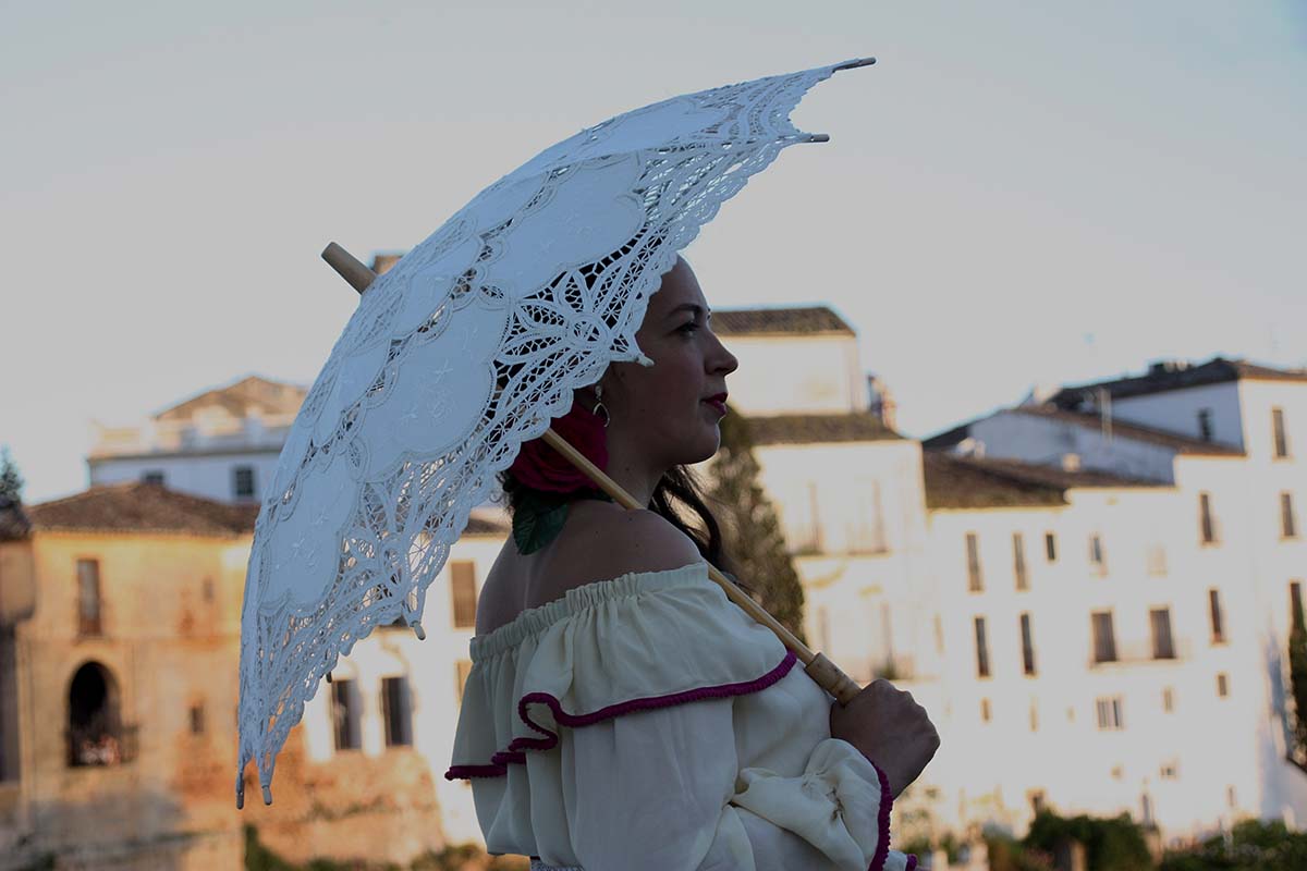 Toda clase de vestimentas y de personajes se han podido contemplar en el Tajo de Ronda en esta tarde romántica.