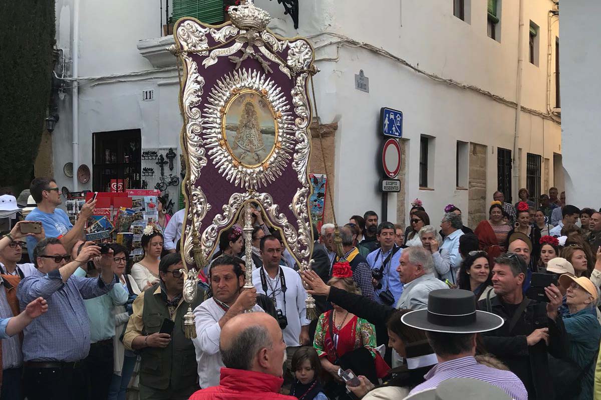 Momento en el que el Simpecado abandona la colegiata de Santa María la Mayor camino del Rocío.