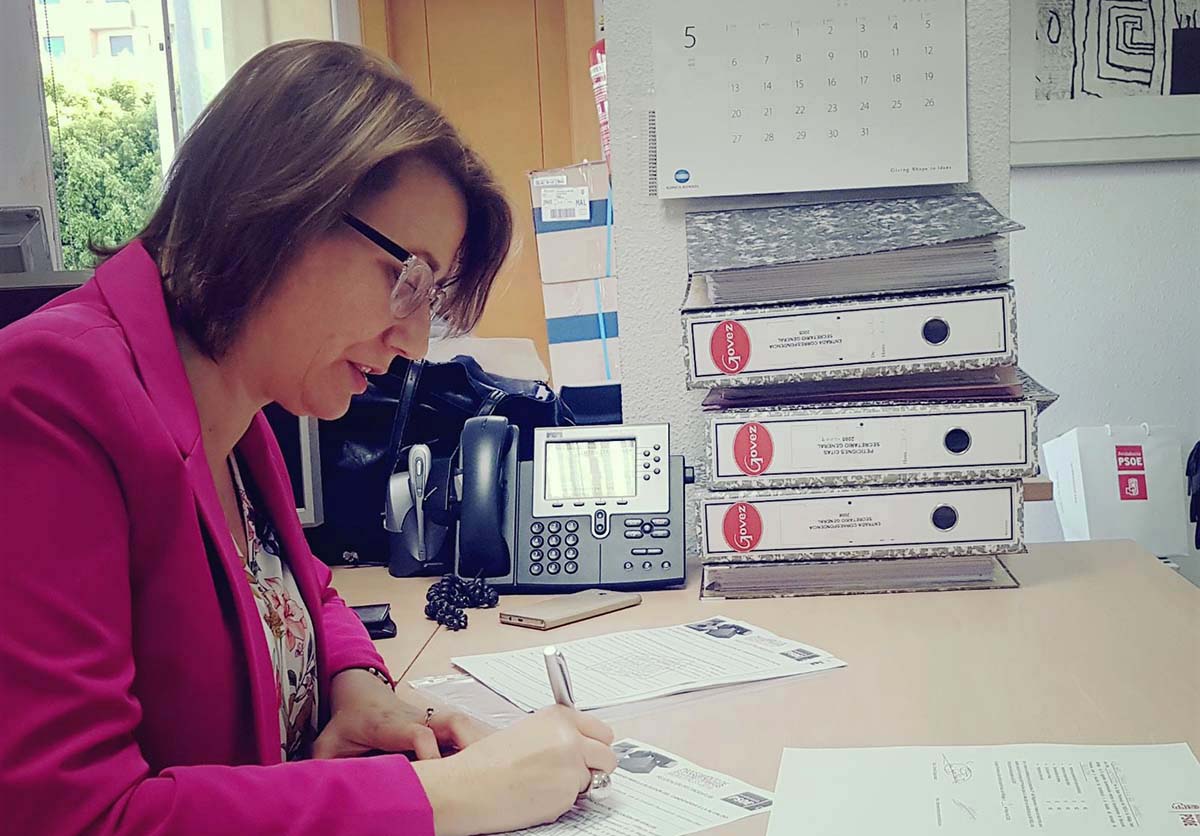 La secretaria general del PSOE de Ronda ha registrado esta tarde las firmas en la sede de la dirección provincial.