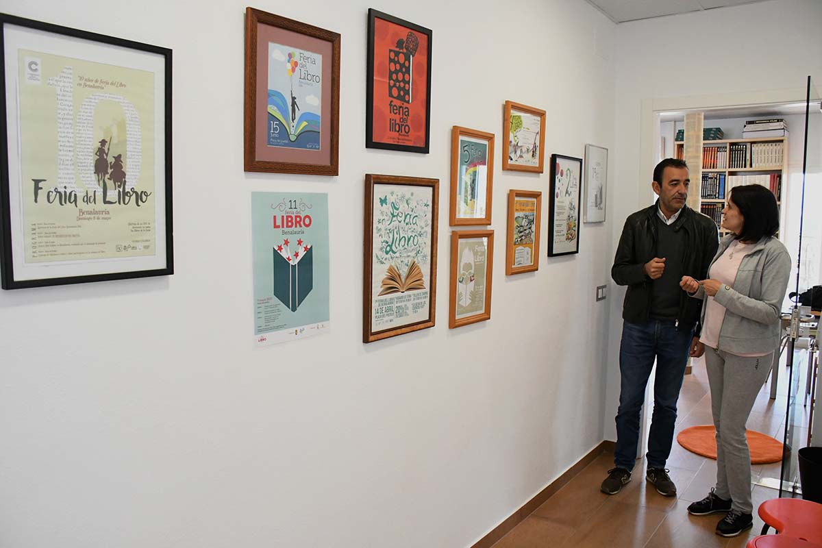El alcalde y la concejal de Cultura en una exposición incluida en la Feria del Libro.