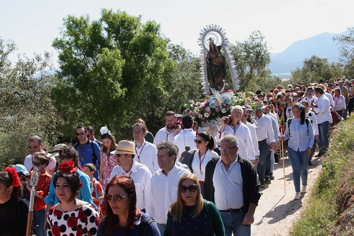 Los romeros han portado a la Virgen de la Cabeza por el camino hasta su ermita.