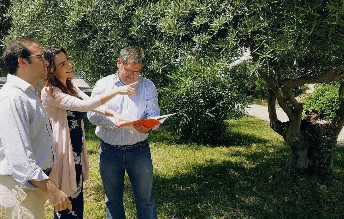 La viceportavoz naranja, Teresa Pardo, en un cultivo de la provincia de Málaga.