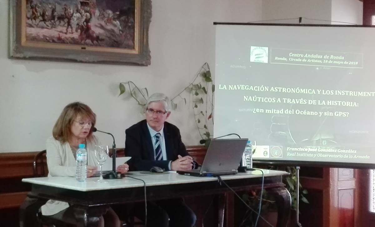 Un momento de la conferencia que fue ofrecida en el Círculo de Artistas (Casino).