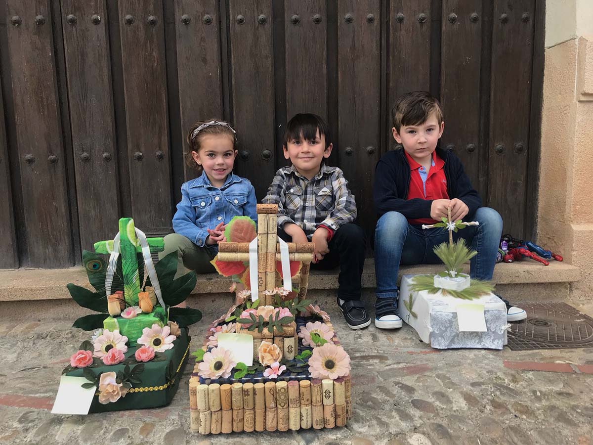 Tres pequeños con sus singulares y elaborados pasos de la Cruz de Mayo.