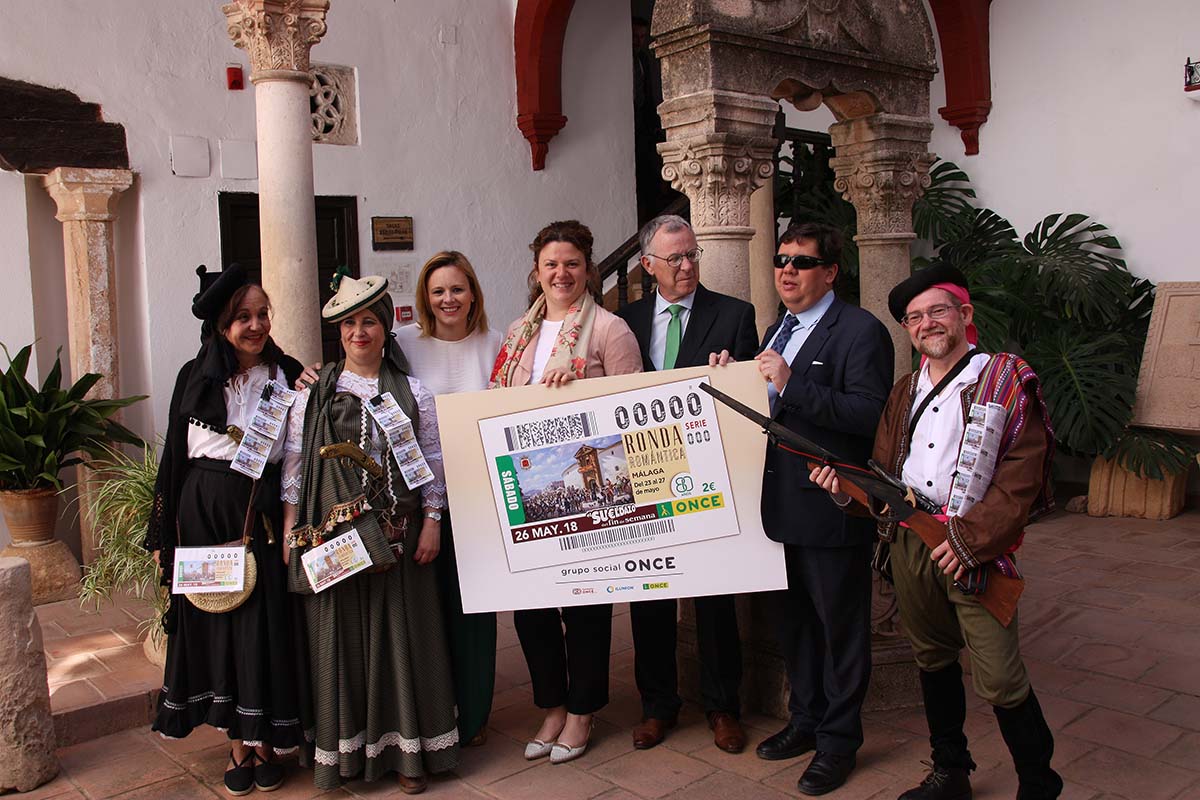 Autoridades locales, responsables de la ONCE y vendedores con el cupón de Ronda Romántica.