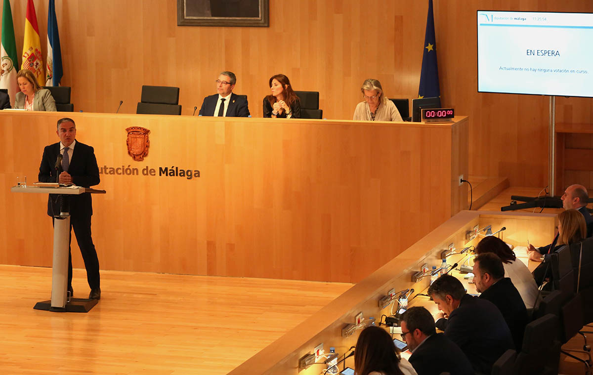 El presidente de la Diputación en el pleno celebrado este viernes en Málaga.
