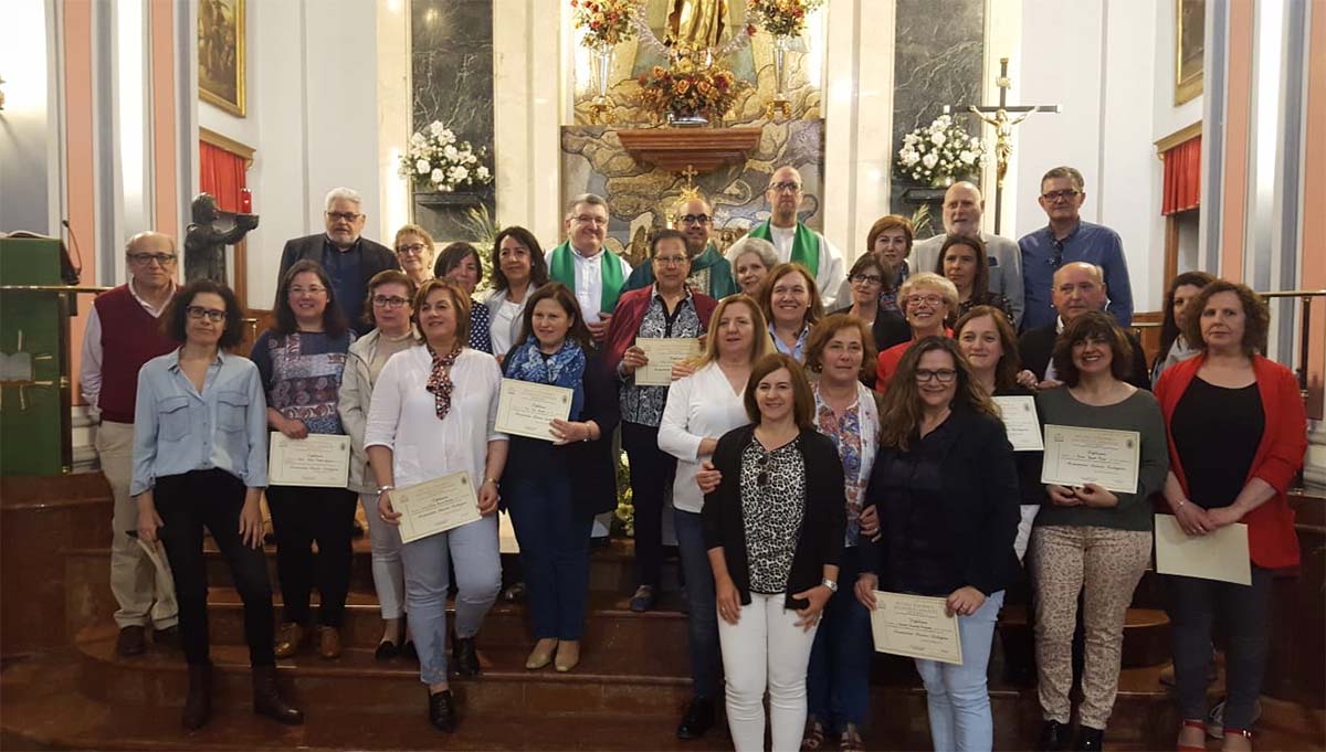 Sacerdotes, profesores y alumnos en el acto de clausura del curso de Teología.