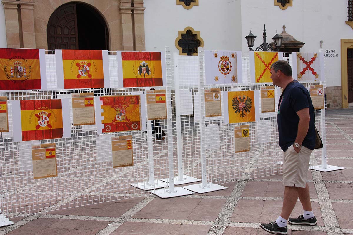 La Legión ha situado la muestra sobre la bandera de España en la plaza del Socorro donde estará hasta el jueves.