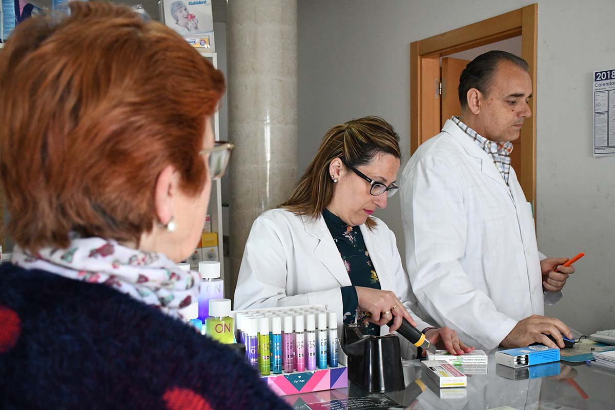 Trato cercano y familiar el que se ofrece en la farmacia de Pujerra.
