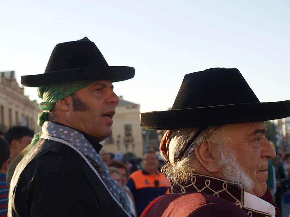 Faustino Peralta y Paco Becerra durante un pasacalles de Ronda Romántica. Foto Carmen Pajares.