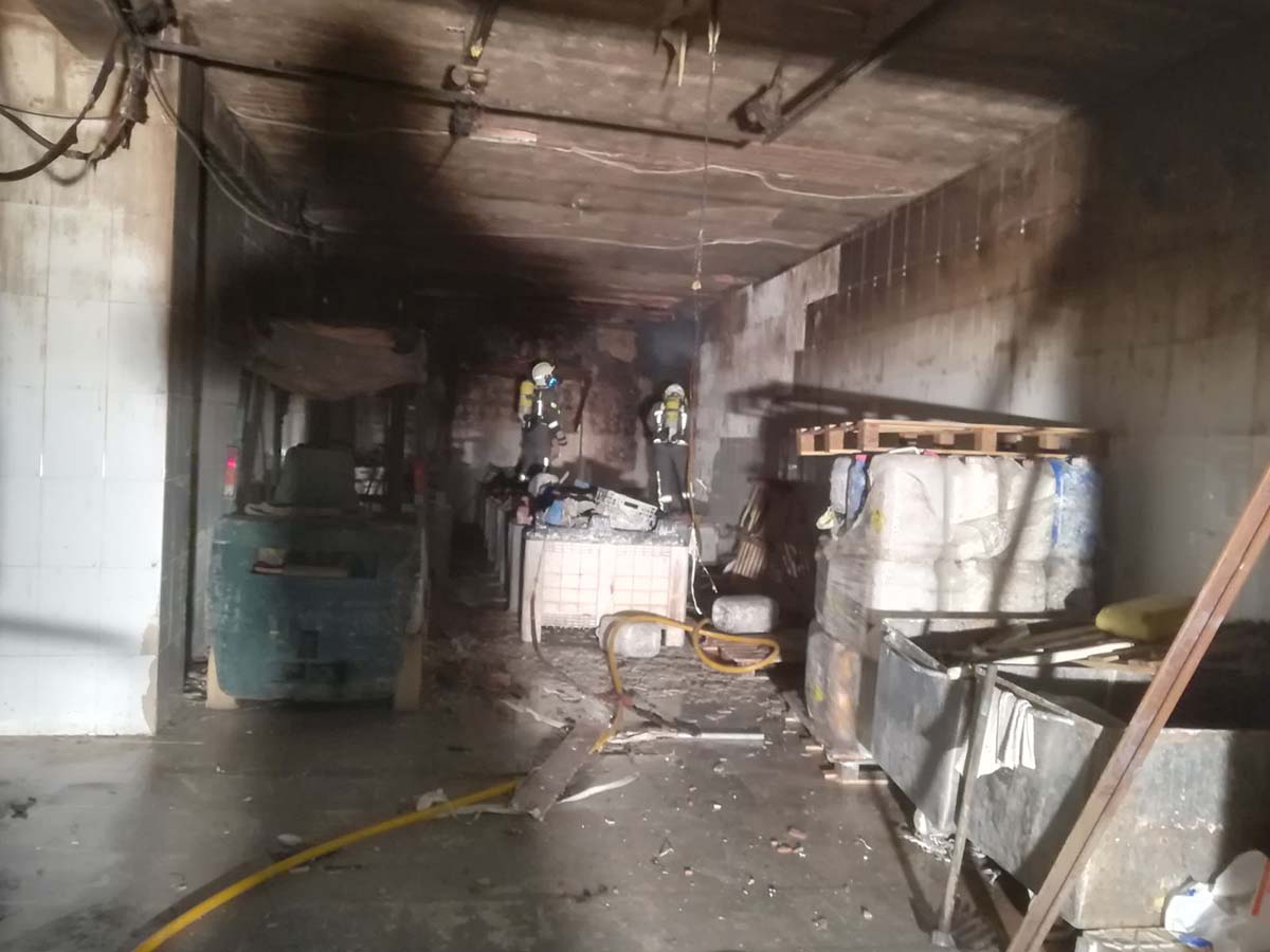 Las llamas han calcinado el incendio declarado en la nave de productos cárnicos.