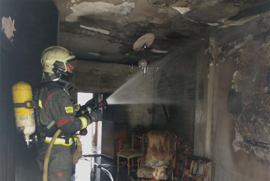 El fuego se ha declarado esta tarde y ha provocado importantes daños en la vivienda.
