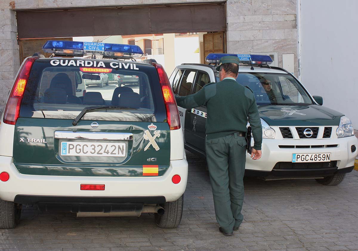 Agentes de la Guardia Civil en una actuación en la Serranía de Ronda.